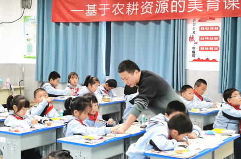 耕美共育·研行并进 